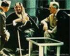 O fundador da moderna Arbia Saudita, o Rei Abdul Aziz, num encontro com o Presidente norte-americano Franklin Delano Roosevelt em 1945 na Conferncia de Yalta. <br><br/> Palavras-chave: Arbia Saudita, Estados Unidos, islamismo, Mundo rabe, relaes diplomticas.