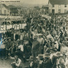 "Em 1957, colonos e posseiros organizaram diversas estratgias de resistncia e luta s investidas de jagunos contratados pelas companhias grileiras para amedront-los e expuls-los de suas terras. As aes dos jagunos eram violentas e resultavam em estupros, espancamentos, incndios, depredaes e at mesmo mortes. Em outubro daquele ano, colonos e posseiros se organizaram em um conflito armado, tomaram as suas cidades e expulsaram as companhias de terras e os jagunos, alm de exigir a designao de novas autoridades municipais. A revolta ocorreu principalmente nos municpios de Pato Branco, Francisco Beltro e Santo Antonio do Sudoeste".(PEGORARO, verly. Um conflito em imagens: representaes fotogrficas da Revolta dos Posseiros de 1957. Revista discursos fotogrficos, Londrina, v.4, n.5, p.81-102, jul./dez. 2008, p. 87-88).</br></br>  Essa imagem refre-se ao conflito que ocorreu em 1957 no sudoeste no Paran. Essa fotografia pode ser usada para identificar a ocupao do territrio paranaense, enfatizando o Contedo Bsico "Movimentos sociais, polticos e culturais e as guerras e revolues", articulando os Contedos Estruturantes Relaes de Poder e Relaes de Trabalho. </br></br> Palavras-chave: Paran, colonos, jagunos, Citla, Cango, Revolta de 1957.