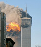 Em 11 de setembro de 2001, terroristas ligados ao grupo fundamentalista islâmico al-Qaeda atingiram com um avião a torre norte do World Trade Center. Poucos minutos depois, uma segunda equipe de terroristas se chocaram com a torre sul do mesmo edifício. No fim da tarde, ambas as torres desabaram. Além dos ataques ao WTC, nesse mesmo dia, representantes do Al-Qaeda atingiram o Pentágono e uma área rural da Pensilvânia. Segundo as autoridades estadunidenses, esse episódio contabilizou cerca de 2.700 mortes. Essa imagem pode ser usada para discutir o terrorismo e as realções entre o islã e o mundo ocidental. <br><br> Palavras-chave: Al-Qaeda, islamismo, terrorismo, WTC, 11 de setembro.