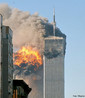 Em 11 de setembro de 2001, terroristas ligados ao grupo fundamentalista islmico al-Qaeda atingiram com um avio a torre norte do World Trade Center. Poucos minutos depois, uma segunda equipe de terroristas se chocaram com a torre sul do mesmo edifcio. No fim da tarde, ambas as torres desabaram. Alm dos ataques ao WTC, nesse mesmo dia, representantes do Al-Qaeda atingiram o Pentgono e uma rea rural da Pensilvnia. Segundo as autoridades estadunidenses, esse episdio contabilizou cerca de 2.700 mortes. Essa imagem pode ser usada para discutir o terrorismo e as reales entre o isl e o mundo ocidental. <br><br> Palavras-chave: Al-Qaeda, islamismo, terrorismo, WTC, 11 de setembro.