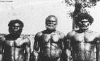 Os aborgenes australianos descendem de emigrantes africanos que povoaram a sia e h cerca de cinquenta mil anos cruzaram o mar, usando canoas e toscas embarcaes. No entanto, h teorias divergentes sobre a sua origem. <br><br/> Palavras-chave: aborgenes, Austrlia, teoria, povoamento.