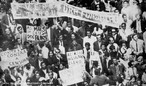 A Passeata dos Cem Mil foi uma manifestao de protesto contra a Ditadura civil-militar instaurada em 1 de abril de 1964 no Brasil, em consequncia da morte do estudante secundarista Edson Lus de Lima Souto, em 28 de maro de 1968. Edson Lus foi assassinado, com uma bala que atingiu o seu corao, por um agente policial quando da invaso do restaurante Calabouo. A manifestao, ocorrida em 26 de junho de 1968, reuniu mais de cem mil pessoas, no centro da cidade do Rio de Janeiro, na regio conhecida como Cinelndia, o que representou um dos mais significativos protestos no perodo ditatorial do Brasil, conhecido tambm como Anos de Chumbo. Onde os manifestantes revindicavam a volta das liberdades democrticas e o fim da censura, alem da luta contra os atos de violncia e represso do governo. <br><br/> Palavras-chave: relaes de trabalho, cultura, poder, Estado, governo, represso, manifestao, estudantes, esquerda, direita, comunismo, socialismo, capitalismo.