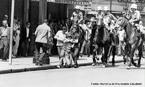 O regime militar no Brasil foi um perodo iniciado em abril de 1964, aps um golpe militar articulado pelas Foras Armadas, em 31 de maro do mesmo ano, contra o governo do presidente Joo Goulart. A represso se instalou imediatamente aps o golpe de Estado. As associaes civis contrrias ao regime eram consideradas inimigas do Estado, portanto passveis de serem enquadradas. Muitas instituies foram reprimidas e fechadas, seus dirigentes presos e enquadrados, suas famlias vigiadas. Na mesma poca se formou dentro do governo um grupo que depois seria chamado de comunidade de informaes. As greves de trabalhadores e estudantes foram proibidas e passaram a ser consideradas crime; os sindicatos sofreram interveno federal, os lderes sindicais que se mostravam contrrios eram enquadrados na Lei de Segurana Nacional como subversivos. <br><br/> Palavras-chave: ditadura, governo, Estado, movimentos sociais, censura, represso. 