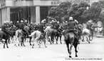 O regime militar no Brasil foi um perodo iniciado em abril de 1964, aps um golpe militar articulado pelas Foras Armadas, em 31 de maro do mesmo ano, contra o governo do presidente Joo Goulart. A represso se instalou imediatamente aps o golpe de Estado. As associaes civis contrrias ao regime eram consideradas inimigas do Estado, portanto passveis de serem enquadradas. Muitas instituies foram reprimidas e fechadas, seus dirigentes presos e enquadrados, suas famlias vigiadas. Na mesma poca se formou dentro do governo um grupo que depois seria chamado de comunidade de informaes. As greves de trabalhadores e estudantes foram proibidas e passaram a ser consideradas crime; os sindicatos sofreram interveno federal, os lderes sindicais que se mostravam contrrios eram enquadrados na Lei de Segurana Nacional como subversivos. <br><br/> Palavras-chave: ditadura, governo, Estado, movimentos sociais, censura, represso.