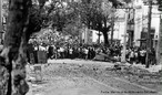 A Faculdade de Filosofia da USP que era o maior centro estudantil de esquerda da poca e que j havia sido invadida logo aps o sucesso do golpe de 1964. A Faculdade sofria constantes ameaas de alunos da Faculdade Mackenzie, situada na mesma rua, de onde surgiu um grupo radical ultradireitista, filiado  grupos anticomunistas, conhecido como CCC (Comando de Caa a Comunistas). No dia 2 de outubro de 1968, os alunos de filosofia faziam um pedgio arrecadando fundos para o congresso da UNE, quando foram atacados por alunos do Mackenzie. Foram ovos, palavres, paus, pedras, bombas molotov, gs lacrimogneo, pistolas e rifles. Os estudantes transformaram a rua Maria Antnia em um verdadeiro campo de guerra. Quando as coisas acalmaram, no meio da fumaa, uma nova tragdia se anunciava, mais um estudante morto, Jos Guimares, um estudante secundarista que viera ajudar a turma da filosofia. <br><br/>  Palavras-chave: relaes de produo, ditadura, estudantes, USP, Mackenzie, represso, luta de classes.