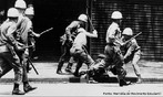 O regime militar no Brasil foi um perodo iniciado em abril de 1964, aps um golpe militar articulado pelas Foras Armadas, em 31 de maro do mesmo ano, contra o governo do presidente Joo Goulart. A represso se instalou imediatamente aps o golpe de Estado. As associaes civis contrrias ao regime eram consideradas inimigas do Estado, portanto passveis de serem enquadradas. Muitas instituies foram reprimidas e fechadas, seus dirigentes presos e enquadrados, suas famlias vigiadas. Na mesma poca se formou dentro do governo um grupo que depois seria chamado de comunidade de informaes. As greves de trabalhadores e estudantes foram proibidas e passaram a ser consideradas crime; os sindicatos sofreram interveno federal, os lderes sindicais que se mostravam contrrios eram enquadrados na Lei de Segurana Nacional como subversivos. <br><br/> Palavras-chave: ditadura, governo, Estado, movimentos sociais, censura, represso.