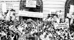A Passeata dos Cem Mil foi uma manifestação de protesto contra a Ditadura civil-militar instaurada em 1º de abril de 1964 no Brasil, em consequência da morte do estudante secundarista Edson Luís de Lima Souto, em 28 de março de 1968. Edson Luís foi assassinado, com uma bala que atingiu o seu coração, por um agente policial quando da invasão do restaurante Calabouço. A manifestação, ocorrida em 26 de junho de 1968, reuniu mais de cem mil pessoas, no centro da cidade do Rio de Janeiro, na região conhecida como Cinelândia, o que representou um dos mais significativos protestos no período ditatorial do Brasil, conhecido também como Anos de Chumbo. Onde os manifestantes revindicavam a volta das liberdades democráticas e o fim da censura, alem da luta contra os atos de violência e repressão do governo. <br><br/> Palavras-chave: relações de trabalho, cultura, poder, Estado, governo, repressão, manifestação, estudantes, esquerda, direita, comunismo, socialismo, capitalismo.