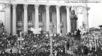 A Passeata dos Cem Mil foi uma manifestao de protesto contra a Ditadura civil-militar instaurada em 1 de abril de 1964 no Brasil, em consequncia da morte do estudante secundarista Edson Lus de Lima Souto, em 28 de maro de 1968. Edson Lus foi assassinado, com uma bala que atingiu o seu corao, por um agente policial quando da invaso do restaurante Calabouo. A manifestao, ocorrida em 26 de junho de 1968, reuniu mais de cem mil pessoas, no centro da cidade do Rio de Janeiro, na regio conhecida como Cinelndia, o que representou um dos mais significativos protestos no perodo ditatorial do Brasil, conhecido tambm como Anos de Chumbo. Onde os manifestantes revindicavam a volta das liberdades democrticas e o fim da censura, alem da luta contra os atos de violncia e represso do governo. <br><br/>  Palavras-chave: relaes de cultura, poder, Estado, governo, ditadura, represso, manifestao, protesto, estudantes, movimento estudantil, esquerda, direita, comunismo, socialismo, capitalismo.