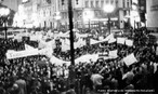 A Passeata dos Cem Mil foi uma manifestao de protesto contra a Ditadura civil-militar instaurada em 1 de abril de 1964 no Brasil, em consequncia da morte do estudante secundarista Edson Lus de Lima Souto, em 28 de maro de 1968. Edson Lus foi assassinado, com uma bala que atingiu o seu corao, por um agente policial quando da invaso do restaurante Calabouo. A manifestao, ocorrida em 26 de junho de 1968, reuniu mais de cem mil pessoas, no centro da cidade do Rio de Janeiro, na regio conhecida como Cinelndia, o que representou um dos mais significativos protestos no perodo ditatorial do Brasil, conhecido tambm como Anos de Chumbo. Onde os manifestantes revindicavam a volta das liberdades democrticas e o fim da censura, alem da luta contra os atos de violncia e represso do governo. <br><br/>  Palavras-chave: relaes de cultura, poder, Estado, governo, ditadura, represso, manifestao, protesto, estudantes, movimento estudantil, esquerda, direita, comunismo, socialismo, capitalismo.