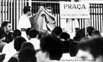 A Passeata dos Cem Mil foi uma manifestação de protesto contra a Ditadura civil-militar instaurada em 1º de abril de 1964 no Brasil, em consequência da morte do estudante secundarista Edson Luís de Lima Souto, em 28 de março de 1968. Edson Luís foi assassinado, com uma bala que atingiu o seu coração, por um agente policial quando da invasão do restaurante Calabouço. A manifestação, ocorrida em 26 de junho de 1968, reuniu mais de cem mil pessoas, no centro da cidade do Rio de Janeiro, na região conhecida como Cinelândia, o que representou um dos mais significativos protestos no período ditatorial do Brasil, conhecido também como Anos de Chumbo. Onde os manifestantes revindicavam a volta das liberdades democráticas e o fim da censura, alem da luta contra os atos de violência e repressão do governo. <br><br/> Palavras-chave: relações de cultura, poder, Estado, governo, ditadura, repressão, manifestação, protesto, estudantes, movimento estudantil, esquerda, direita, comunismo, socialismo, capitalismo.