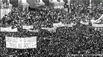 A Passeata dos Cem Mil foi uma manifestao de protesto contra a Ditadura civil-militar instaurada em 1 de abril de 1964 no Brasil, em consequncia da morte do estudante secundarista Edson Lus de Lima Souto, em 28 de maro de 1968. Edson Lus foi assassinado, com uma bala que atingiu o seu corao, por um agente policial quando da invaso do restaurante Calabouo. A manifestao, ocorrida em 26 de junho de 1968, reuniu mais de cem mil pessoas, no centro da cidade do Rio de Janeiro, na regio conhecida como Cinelndia, o que representou um dos mais significativos protestos no perodo ditatorial do Brasil, conhecido tambm como Anos de Chumbo. Onde os manifestantes revindicavam a volta das liberdades democrticas e o fim da censura, alem da luta contra os atos de violncia e represso do governo. <br><br/>  Palavras-chave: relaes de cultura, poder, Estado, governo, ditadura, represso, manifestao, protesto, estudantes, movimento estudantil, esquerda, direita, comunismo, socialismo, capitalismo.