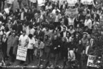 A Passeata dos Cem Mil foi uma manifestao de protesto contra a Ditadura civil-militar instaurada em 1 de abril de 1964 no Brasil, em consequncia da morte do estudante secundarista Edson Lus de Lima Souto, em 28 de maro de 1968. Edson Lus foi assassinado, com uma bala que atingiu o seu corao, por um agente policial quando da invaso do restaurante Calabouo. A manifestao, ocorrida em 26 de junho de 1968, reuniu mais de cem mil pessoas, no centro da cidade do Rio de Janeiro, na regio conhecida como Cinelndia, o que representou um dos mais significativos protestos no perodo ditatorial do Brasil, conhecido tambm como Anos de Chumbo. Onde os manifestantes revindicavam a volta das liberdades democrticas e o fim da censura, alem da luta contra os atos de violncia e represso do governo. <br><br/> Palavras-chave: ditadura, represso, protesto, movimento estudantil, esquerda, direita, comunismo, socialismo, capitalismo.