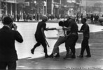 A Passeata dos Cem Mil foi uma manifestao de protesto contra a Ditadura civil-militar instaurada em 1 de abril de 1964 no Brasil, em consequncia da morte do estudante secundarista Edson Lus de Lima Souto, em 28 de maro de 1968. Edson Lus foi assassinado, com uma bala que atingiu o seu corao, por um agente policial quando da invaso do restaurante Calabouo. A manifestao, ocorrida em 26 de junho de 1968, reuniu mais de cem mil pessoas, no centro da cidade do Rio de Janeiro, na regio conhecida como Cinelndia, o que representou um dos mais significativos protestos no perodo ditatorial do Brasil, conhecido tambm como Anos de Chumbo. Onde os manifestantes revindicavam a volta das liberdades democrticas e o fim da censura, alem da luta contra os atos de violncia e represso do governo. <br><br/> Palavras-chave: ditadura, represso, protesto, movimento estudantil, esquerda, direita, comunismo, socialismo, capitalismo.