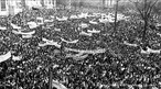 A Passeata dos Cem Mil foi uma manifestao de protesto contra a Ditadura civil-militar instaurada em 1 de abril de 1964 no Brasil, em consequncia da morte do estudante secundarista Edson Lus de Lima Souto, em 28 de maro de 1968. Edson Lus foi assassinado, com uma bala que atingiu o seu corao, por um agente policial quando da invaso do restaurante Calabouo. A manifestao, ocorrida em 26 de junho de 1968, reuniu mais de cem mil pessoas, no centro da cidade do Rio de Janeiro, na regio conhecida como Cinelndia, o que representou um dos mais significativos protestos no perodo ditatorial do Brasil, conhecido tambm como Anos de Chumbo. Onde os manifestantes revindicavam a volta das liberdades democrticas e o fim da censura, alem da luta contra os atos de violncia e represso do governo. <br><br/> Palavras-chave: ditadura, represso, protesto, movimento estudantil, esquerda, direita, comunismo, socialismo, capitalismo.