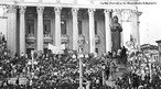 A Passeata dos Cem Mil foi uma manifestao de protesto contra a Ditadura civil-militar instaurada em 1 de abril de 1964 no Brasil, em consequncia da morte do estudante secundarista Edson Lus de Lima Souto, em 28 de maro de 1968. Edson Lus foi assassinado, com uma bala que atingiu o seu corao, por um agente policial quando da invaso do restaurante Calabouo. A manifestao, ocorrida em 26 de junho de 1968, reuniu mais de cem mil pessoas, no centro da cidade do Rio de Janeiro, na regio conhecida como Cinelndia, o que representou um dos mais significativos protestos no perodo ditatorial do Brasil, conhecido tambm como Anos de Chumbo. Onde os manifestantes revindicavam a volta das liberdades democrticas e o fim da censura, alem da luta contra os atos de violncia e represso do governo. <br><br/> Palavras-chave: ditadura, represso, protesto, movimento estudantil, esquerda, direita, comunismo, socialismo, capitalismo.