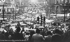 A Passeata dos Cem Mil foi uma manifestao de protesto contra a Ditadura civil-militar instaurada em 1 de abril de 1964 no Brasil, em consequncia da morte do estudante secundarista Edson Lus de Lima Souto, em 28 de maro de 1968. Edson Lus foi assassinado, com uma bala que atingiu o seu corao, por um agente policial quando da invaso do restaurante Calabouo. A manifestao, ocorrida em 26 de junho de 1968, reuniu mais de cem mil pessoas, no centro da cidade do Rio de Janeiro, na regio conhecida como Cinelndia, o que representou um dos mais significativos protestos no perodo ditatorial do Brasil, conhecido tambm como Anos de Chumbo. Onde os manifestantes revindicavam a volta das liberdades democrticas e o fim da censura, alem da luta contra os atos de violncia e represso do governo. <br><br/> Palavras-chave: ditadura, represso, protesto, movimento estudantil, esquerda, direita, comunismo, socialismo, capitalismo.