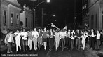 A Passeata dos Cem Mil foi uma manifestao de protesto contra a Ditadura civil-militar instaurada em 1 de abril de 1964 no Brasil, em consequncia da morte do estudante secundarista Edson Lus de Lima Souto, em 28 de maro de 1968. Edson Lus foi assassinado, com uma bala que atingiu o seu corao, por um agente policial quando da invaso do restaurante Calabouo. A manifestao, ocorrida em 26 de junho de 1968, reuniu mais de cem mil pessoas, no centro da cidade do Rio de Janeiro, na regio conhecida como Cinelndia, o que representou um dos mais significativos protestos no perodo ditatorial do Brasil, conhecido tambm como Anos de Chumbo. Onde os manifestantes revindicavam a volta das liberdades democrticas e o fim da censura, alem da luta contra os atos de violncia e represso do governo. <br><br/> Palavras-chave: ditadura, represso, protesto, movimento estudantil, esquerda, direita, comunismo, socialismo, capitalismo.