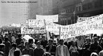 A Passeata dos Cem Mil foi uma manifestao de protesto contra a Ditadura civil-militar instaurada em 1 de abril de 1964 no Brasil, em consequncia da morte do estudante secundarista Edson Lus de Lima Souto, em 28 de maro de 1968. Edson Lus foi assassinado, com uma bala que atingiu o seu corao, por um agente policial quando da invaso do restaurante Calabouo. A manifestao, ocorrida em 26 de junho de 1968, reuniu mais de cem mil pessoas, no centro da cidade do Rio de Janeiro, na regio conhecida como Cinelndia, o que representou um dos mais significativos protestos no perodo ditatorial do Brasil, conhecido tambm como Anos de Chumbo. Onde os manifestantes revindicavam a volta das liberdades democrticas e o fim da censura, alem da luta contra os atos de violncia e represso do governo. <br><br/> Palavras-chave: ditadura, represso, protesto, movimento estudantil, esquerda, direita, comunismo, socialismo, capitalismo.