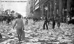 A Passeata dos Cem Mil foi uma manifestao de protesto contra a Ditadura civil-militar instaurada em 1 de abril de 1964 no Brasil, em consequncia da morte do estudante secundarista Edson Lus de Lima Souto, em 28 de maro de 1968. Edson Lus foi assassinado, com uma bala que atingiu o seu corao, por um agente policial quando da invaso do restaurante Calabouo. A manifestao, ocorrida em 26 de junho de 1968, reuniu mais de cem mil pessoas, no centro da cidade do Rio de Janeiro, na regio conhecida como Cinelndia, o que representou um dos mais significativos protestos no perodo ditatorial do Brasil, conhecido tambm como Anos de Chumbo. Onde os manifestantes revindicavam a volta das liberdades democrticas e o fim da censura, alem da luta contra os atos de violncia e represso do governo. <br><br/> Palavras-chave: ditadura, represso, protesto, movimento estudantil, esquerda, direita, comunismo, socialismo, capitalismo.