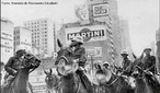 A Passeata dos Cem Mil foi uma manifestao de protesto contra a Ditadura civil-militar instaurada em 1 de abril de 1964 no Brasil, em consequncia da morte do estudante secundarista Edson Lus de Lima Souto, em 28 de maro de 1968. Edson Lus foi assassinado, com uma bala que atingiu o seu corao, por um agente policial quando da invaso do restaurante Calabouo. A manifestao, ocorrida em 26 de junho de 1968, reuniu mais de cem mil pessoas, no centro da cidade do Rio de Janeiro, na regio conhecida como Cinelndia, o que representou um dos mais significativos protestos no perodo ditatorial do Brasil, conhecido tambm como Anos de Chumbo. Onde os manifestantes revindicavam a volta das liberdades democrticas e o fim da censura, alem da luta contra os atos de violncia e represso do governo. <br><br/> Palavras-chave: ditadura, represso, protesto, movimento estudantil, esquerda, direita, comunismo, socialismo, capitalismo.