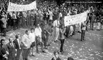 A Passeata dos Cem Mil foi uma manifestao de protesto contra a Ditadura civil-militar instaurada em 1 de abril de 1964 no Brasil, em consequncia da morte do estudante secundarista Edson Lus de Lima Souto, em 28 de maro de 1968. Edson Lus foi assassinado, com uma bala que atingiu o seu corao, por um agente policial quando da invaso do restaurante Calabouo. A manifestao, ocorrida em 26 de junho de 1968, reuniu mais de cem mil pessoas, no centro da cidade do Rio de Janeiro, na regio conhecida como Cinelndia, o que representou um dos mais significativos protestos no perodo ditatorial do Brasil, conhecido tambm como Anos de Chumbo. Onde os manifestantes revindicavam a volta das liberdades democrticas e o fim da censura, alem da luta contra os atos de violncia e represso do governo. <br><br/> Palavras-chave: ditadura, represso, protesto, movimento estudantil, esquerda, direita, comunismo, socialismo, capitalismo.