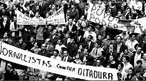 A Passeata dos Cem Mil foi uma manifestao de protesto contra a Ditadura civil-militar instaurada em 1 de abril de 1964 no Brasil, em consequncia da morte do estudante secundarista Edson Lus de Lima Souto, em 28 de maro de 1968. Edson Lus foi assassinado, com uma bala que atingiu o seu corao, por um agente policial quando da invaso do restaurante Calabouo. A manifestao, ocorrida em 26 de junho de 1968, reuniu mais de cem mil pessoas, no centro da cidade do Rio de Janeiro, na regio conhecida como Cinelndia, o que representou um dos mais significativos protestos no perodo ditatorial do Brasil, conhecido tambm como Anos de Chumbo. Onde os manifestantes revindicavam a volta das liberdades democrticas e o fim da censura, alem da luta contra os atos de violncia e represso do governo. <br><br/> Palavras-chave: ditadura, represso, protesto, movimento estudantil, esquerda, direita, comunismo, socialismo, capitalismo.