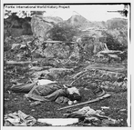 A Guerra de Secesso (ou guerra civil americana) ocorreu nos Estados Unidos da Amrica entre 1861 e 1865. Foi o conflito que causou mais mortes de norte-americanos, num total de estimado em 970 mil pessoas, cerca de 3% da populao americana  poca. A Guerra de Secesso consistiu na luta entre 11 Estados Confederados do Sul latifundirio, aristocrata e defensor da escravido, contra os Estados do Norte industrializado, onde a escravido tinha um peso econmico bem menor do que no Sul. Em 1861, ano do incio da guerra, o pas consistia em 19 estados livres, onde a escravido era proibida, e 15 estados onde a escravido era permitida. Em 4 de Maro, antes que Lincoln assumisse o posto de presidente, 11 Estados escravagistas declararam secesso da Unio, e criaram um novo pas, os Estados Confederados da Amrica. A guerra comeou quando foras confederadas atacaram o Fort Sumter, um posto militar americano na Carolina do Sul, em 12 de Abril de 1861, e terminaria somente em 28 de Junho de 1865, com a rendio das ltimas tropas remanescentes da Confederao. <br><br/> Palavras-chave: relaes de poder, relaes culturais, EUA, guerra civil, escravido.