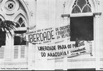 Fachada da igreja da Trindade com faixas reivindicando liberdade para os presos do Araguaia - Belm. <br><br/> Palavras-chave: anistia, censura, democracia, direitos humanos, ditadura civil-militar, movimentos sociais, violncia.