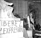 Liderados por Daniel Conh Bendit, estudante da universidade de Nanterre no subrbio de Paris, os estudantes organizaram manifestaes e ocuparam prdios da Universidade. O reitor chamou a polcia que agiu com violncia. A partir da, o movimento ganhou as ruas chegando provocar o fechamento da Sorbone e sua conseqente ocupao. O movimento estudantil recebe adeses importante de artistas, intelectuais, jornalistas, mais foi o apoio dos operrios que acabou desencadeando uma greve geral. Como um efeito domin, 50 fbricas foram ocupadas, pararam os txis, os jornais, o metr, os correios, o aeroporto, as tevs, um total de 8 milhes de trabalhadores em greve. <br><br/> Palavras-chave: movimentos sociais, movimento estudantil, socialismo, comunismo, capitalismo, contracultura.