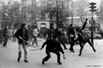 Liderados por Daniel Conh Bendit, estudante da universidade de Nanterre no subrbio de Paris, os estudantes organizaram manifestaes e ocuparam prdios da Universidade. O reitor chamou a polcia que agiu com violncia. A partir da, o movimento ganhou as ruas chegando provocar o fechamento da Sorbone e sua conseqente ocupao. O movimento estudantil recebe adeses importante de artistas, intelectuais, jornalistas, mais foi o apoio dos operrios que acabou desencadeando uma greve geral. Como um efeito domin, 50 fbricas foram ocupadas, pararam os txis, os jornais, o metr, os correios, o aeroporto, as tevs, um total de 8 milhes de trabalhadores em greve. <br><br/> Palavras-chave: movimentos sociais, movimento estudantil, socialismo, comunismo, capitalismo, contracultura.