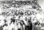 O regime ditatorial implantado no Brasil por meio do golpe civil-militar de abril de 1964, seguido pelos atos institucionais, mergulhou o país nos chamados Anos de Chumbo. A campanha pela anistia, iniciada em meados dos anos 1970, aglutinou movimentos sociais e associações civis, destacando-se o Movimento Feminino pela Anistia (MFPA) e o Comitê Brasileiro pela Anistia (CBA) que lutaram contra a ditadura e pelo restabelecimento da democracia. Esse combate empreendido por diversos setores da sociedade culminou com a aprovação pelo Congresso da chamada Lei de Anistia (Lei n° 6.683, de 28 de agosto de 1979). A lei, no entanto, não significou o fim da luta de vários setores da sociedade. A forma como se definiu a anistia no Brasil implicou a continuidade da mobilização e a impossibilidade de esquecimento. O debate permanece nos meios políticos e acadêmicos, assim como permanece a batalha pela busca de reparação para familiares dos mortos e desaparecidos, bem como pela abertura dos arquivos militares. <br><br/> Palavras-chave: anistia, censura, democracia, direitos humanos, ditadura civil-militar, movimentos sociais, violência.