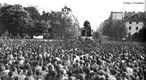 Liderados por Daniel Conh Bendit, estudante da universidade de Nanterre no subrbio de Paris, os estudantes organizaram manifestaes e ocuparam prdios da Universidade. O reitor chamou a polcia que agiu com violncia. A partir da, o movimento ganhou as ruas chegando provocar o fechamento da Sorbone e sua conseqente ocupao. O movimento estudantil recebe adeses importante de artistas, intelectuais, jornalistas, mais foi o apoio dos operrios que acabou desencadeando uma greve geral. Como um efeito domin, 50 fbricas foram ocupadas, pararam os txis, os jornais, o metr, os correios, o aeroporto, as tevs, um total de 8 milhes de trabalhadores em greve. <br><br/> Palavras-chave: movimentos sociais, movimento estudantil, socialismo, comunismo, capitalismo, contracultura.