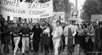 Liderados por Daniel Conh Bendit, estudante da universidade de Nanterre no subrbio de Paris, os estudantes organizaram manifestaes e ocuparam prdios da Universidade. O reitor chamou a polcia que agiu com violncia. A partir da, o movimento ganhou as ruas chegando provocar o fechamento da Sorbone e sua conseqente ocupao. O movimento estudantil recebe adeses importante de artistas, intelectuais, jornalistas, mais foi o apoio dos operrios que acabou desencadeando uma greve geral. Como um efeito domin, 50 fbricas foram ocupadas, pararam os txis, os jornais, o metr, os correios, o aeroporto, as tevs, um total de 8 milhes de trabalhadores em greve. <br><br/> Palavras-chave: movimentos sociais, movimento estudantil, socialismo, comunismo, capitalismo, contracultura.