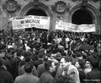 Liderados por Daniel Conh Bendit, estudante da universidade de Nanterre no subrbio de Paris, os estudantes organizaram manifestaes e ocuparam prdios da Universidade. O reitor chamou a polcia que agiu com violncia. A partir da, o movimento ganhou as ruas chegando provocar o fechamento da Sorbone e sua conseqente ocupao. O movimento estudantil recebe adeses importante de artistas, intelectuais, jornalistas, mais foi o apoio dos operrios que acabou desencadeando uma greve geral. Como um efeito domin, 50 fbricas foram ocupadas, pararam os txis, os jornais, o metr, os correios, o aeroporto, as tevs, um total de 8 milhes de trabalhadores em greve. <br><br/> Palavras-chave: movimentos sociais, movimento estudantil, socialismo, comunismo, capitalismo, contracultura.