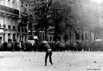 Liderados por Daniel Conh Bendit, estudante da universidade de Nanterre no subrbio de Paris, os estudantes organizaram manifestaes e ocuparam prdios da Universidade. O reitor chamou a polcia que agiu com violncia. A partir da, o movimento ganhou as ruas chegando provocar o fechamento da Sorbone e sua conseqente ocupao. O movimento estudantil recebe adeses importante de artistas, intelectuais, jornalistas, mais foi o apoio dos operrios que acabou desencadeando uma greve geral. Como um efeito domin, 50 fbricas foram ocupadas, pararam os txis, os jornais, o metr, os correios, o aeroporto, as tevs, um total de 8 milhes de trabalhadores em greve. <br><br/> Palavras-chave: movimentos sociais, movimento estudantil, socialismo, comunismo, capitalismo, contracultura.