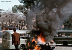 Na Itlia o ano de 1968 tambm ficou marcado por grandes manifestaes estudantis e populares, desde janeiro explodem os conflitos nas faculdades e escolas secundrias, com o centro dos acontecimentos em Turim e Florena, onde o reitor se demite em protesto contra a violncia da represso policial. Em fevereiro, a solidariedade aos estudantes de Florena espalha-se pelo pas e h ocupaes em Roma, a solidariedade aos estudantes franceses aumenta a temperatura durante maio, mas  ao final do ano, em outubro e novembro que a agitao estudantil atingir o auge com ondas de ocupaes de colgios secundrios e de faculdades. <br><br/> Palavras-chave: relaes de poder, cultura, Estado, governo, Itlia, estudantes, trabalhadores, manifestaes, movimento estudantil, luta de classes, represso, violncia.