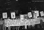 O regime ditatorial implantado no Brasil por meio do golpe civil-militar de abril de 1964, seguido pelos atos institucionais, mergulhou o pas nos chamados Anos de Chumbo. A campanha pela anistia, iniciada em meados dos anos 1970, aglutinou movimentos sociais e associaes civis, destacando-se o Movimento Feminino pela Anistia (MFPA) e o Comit Brasileiro pela Anistia (CBA) que lutaram contra a ditadura e pelo restabelecimento da democracia. Esse combate empreendido por diversos setores da sociedade culminou com a aprovao pelo Congresso da chamada Lei de Anistia (Lei n 6.683, de 28 de agosto de 1979). A lei, no entanto, no significou o fim da luta de vrios setores da sociedade. A forma como se definiu a anistia no Brasil implicou a continuidade da mobilizao e a impossibilidade de esquecimento. O debate permanece nos meios polticos e acadmicos, assim como permanece a batalha pela busca de reparao para familiares dos mortos e desaparecidos, bem como pela abertura dos arquivos militares. <br><br/> Palavras-chave: anistia, censura, democracia, direitos humanos, ditadura civil-militar, movimentos sociais, violncia.