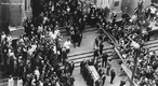 Alm de pastor, Martin Luther King Jr., nascido no estado sulista da Gergia, Atlanta, no dia 15 de janeiro de 1929, se formou tambm advogado, mas foi como ativista poltico que se tornou conhecido. Filho de Martin Luther King e Alberta Williams King, graduou-se no Morehouse College em 1948 em sociologia e em 1951 formou-se no Seminrio Teolgico Crozer, em Chester, Pensilvnia. Em 1954, j era pastor da Igreja Batista, em Montgomery, Alabama e um ano depois recebeu um PhD em Teologia Sistemtica pela Universidade de Boston. H 40 anos atrs, no dia 4 de abril de 1968, Martin Luther King foi assassinado na sada do hotel onde estava hospedado, na cidade de Memphis, onde participaria de mais uma marcha. <br><br/> Palavras-chave: relaes de poder, EUA,, racismo, afro-descendentes, direitos civis, violncia, segregao, movimento, resistncia.