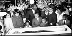 Alm de pastor, Martin Luther King Jr., nascido no estado sulista da Gergia, Atlanta, no dia 15 de janeiro de 1929, se formou tambm advogado, mas foi como ativista poltico que se tornou conhecido. Filho de Martin Luther King e Alberta Williams King, graduou-se no Morehouse College em 1948 em sociologia e em 1951 formou-se no Seminrio Teolgico Crozer, em Chester, Pensilvnia. Em 1954, j era pastor da Igreja Batista, em Montgomery, Alabama e um ano depois recebeu um PhD em Teologia Sistemtica pela Universidade de Boston. H 40 anos atrs, no dia 4 de abril de 1968, Martin Luther King foi assassinado na sada do hotel onde estava hospedado, na cidade de Memphis, onde participaria de mais uma marcha. <br><br/> Palavras-chave: relaes de poder, Estado, governo, Estados Unidos da Amrica do Norte, racismo, afro-descendentes, direitos civis, violncia, segregao, movimento, resistncia.