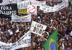 De caras pintadas, estudantes pedem o impeachment do presidente Fernando Collor em manifestao no Rio de Janeiro, em 21 de agosto de 1992. foto: Guilherme Basto / O Globo <br><br/> Palavras-chave: cidadania, democracia, movimentos sociais, movimento estudantil.