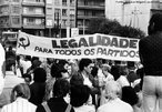 Diretas J foi um movimento civil de reivindicao por eleies presidenciais diretas no Brasil ocorrido em 1983-1984. A possibilidade de eleies diretas para a Presidncia da Repblica no Brasil se concretizou com a votao da proposta de emenda constitucional Dante de Oliveira pelo Congresso. Entretanto, a proposta de emenda constitucional foi rejeitada. <br><br/> Palavras-chave: Ditadura Militar, democracia, eleies, mobilizao civil.