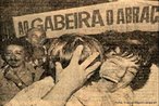 O regime ditatorial implantado no Brasil por meio do golpe civil-militar de abril de 1964, seguido pelos atos institucionais, mergulhou o pas nos chamados Anos de Chumbo. A campanha pela anistia, iniciada em meados dos anos 1970, aglutinou movimentos sociais e associaes civis, destacando-se o Movimento Feminino pela Anistia (MFPA) e o Comit Brasileiro pela Anistia (CBA) que lutaram contra a ditadura e pelo restabelecimento da democracia. Esse combate empreendido por diversos setores da sociedade culminou com a aprovao pelo Congresso da chamada Lei de Anistia (Lei n 6.683, de 28 de agosto de 1979). A lei, no entanto, no significou o fim da luta de vrios setores da sociedade. A forma como se definiu a anistia no Brasil implicou a continuidade da mobilizao e a impossibilidade de esquecimento. O debate permanece nos meios polticos e acadmicos, assim como permanece a batalha pela busca de reparao para familiares dos mortos e desaparecidos, bem como pela abertura dos arquivos militares. <br><br/> Palavras-chave: anistia, censura, democracia, direitos humanos, ditadura civil-militar, movimentos sociais, violncia.