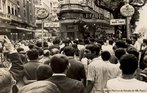 Imagem de um dos vrios protestos contra a ditadura militar no Brasil. Nesta imagem, destaque para artistas e intelectuais cariocas. <br><br/> Palavras-chave: cidadania, ditadura militar, democracia, eleies, mobilizao civil.