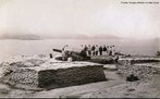 Acervo da srie coleo de fotografias de Juan Gutierrez inclui diversas fotografias sobre a Revolta da Armada, um registro que pode ser compreendido como uma crnica visual da cidade ferida pelos combates dos marinheiros. Canho Armstrong em posio na Fortaleza de So Joo, 1894. Trata-se da pea de 11 polegadas conhecida como Vov. Ao fundo, a Fortaleza de Santa Cruz. <br><br/> Palavras-chave: relaes de poder, relaes culturais, Rio de Janeiro, violncia.