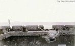 Acervo da srie coleo de fotografias de Juan Gutierrez inclui diversas fotografias sobre a Revolta da Armada, um registro que pode ser compreendido como uma crnica visual da cidade ferida pelos combates dos marinheiros. Canho Armstrong em posio na Fortaleza de So Joo, 1894. Trata-se da pea de 11 polegadas conhecida como Vov. Ao fundo, a Fortaleza de Santa Cruz. <br><br/> Palavras-chave: relaes de poder, relaes culturais, Rio de Janeiro, violncia.