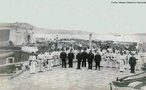 Acervo da srie coleo de fotografias de Juan Gutierrez inclui diversas fotografias sobre a Revolta da Armada, um registro que pode ser compreendido como uma crnica visual da cidade ferida pelos combates dos marinheiros. Canho Armstrong em posio na Fortaleza de So Joo, 1894. Trata-se da pea de 11 polegadas conhecida como Vov. Ao fundo, a Fortaleza de Santa Cruz. <br><br/> Palavras-chave: relaes de poder, relaes culturais, Rio de Janeiro, violncia.