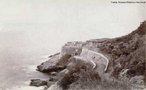 Acervo da srie coleo de fotografias de Juan Gutierrez inclui diversas fotografias sobre a Revolta da Armada, um registro que pode ser compreendido como uma crnica visual da cidade ferida pelos combates dos marinheiros. Canho Armstrong em posio na Fortaleza de So Joo, 1894. Trata-se da pea de 11 polegadas conhecida como Vov. Ao fundo, a Fortaleza de Santa Cruz. <br><br/> Palavras-chave: relaes de poder, relaes culturais, Rio de Janeiro, violncia.