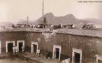 Acervo da srie coleo de fotografias de Juan Gutierrez inclui diversas fotografias sobre a Revolta da Armada, um registro que pode ser compreendido como uma crnica visual da cidade ferida pelos combates dos marinheiros. Canho Armstrong em posio na Fortaleza de So Joo, 1894. Trata-se da pea de 11 polegadas conhecida como Vov. Ao fundo, a Fortaleza de Santa Cruz. <br><br/> Palavras-chave: relaes de poder, relaes culturais, Rio de Janeiro, violncia.