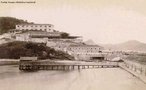 Acervo da srie coleo de fotografias de Juan Gutierrez inclui diversas fotografias sobre a Revolta da Armada, um registro que pode ser compreendido como uma crnica visual da cidade ferida pelos combates dos marinheiros. Canho Armstrong em posio na Fortaleza de So Joo, 1894. Trata-se da pea de 11 polegadas conhecida como Vov. Ao fundo, a Fortaleza de Santa Cruz. <br><br/> Palavras-chave: relaes de poder, relaes culturais, Rio de Janeiro, violncia.