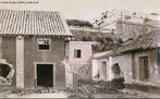 Acervo da srie coleo de fotografias de Juan Gutierrez inclui diversas fotografias sobre a Revolta da Armada, um registro que pode ser compreendido como uma crnica visual da cidade ferida pelos combates dos marinheiros. Canho Armstrong em posio na Fortaleza de So Joo, 1894. Trata-se da pea de 11 polegadas conhecida como Vov. Ao fundo, a Fortaleza de Santa Cruz. <br><br/> Palavras-chave: relaes de poder, relaes culturais, Rio de Janeiro, violncia.